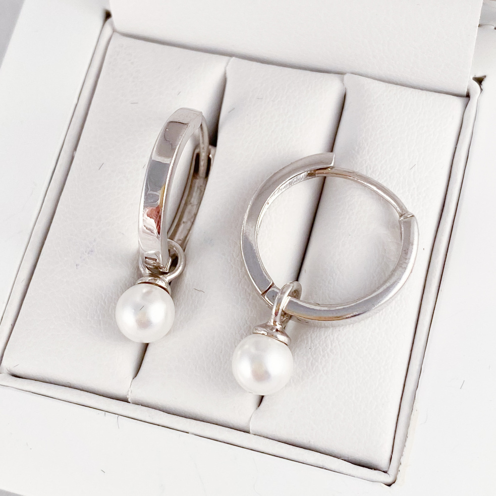 Stříbrné náušnice kroužky s perlou 